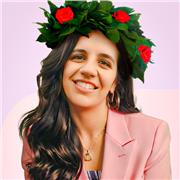 Insegnante di lingue e discipline umanistico-letterarie impartisce lezioni a studenti di scuole elementari, medie, superiori